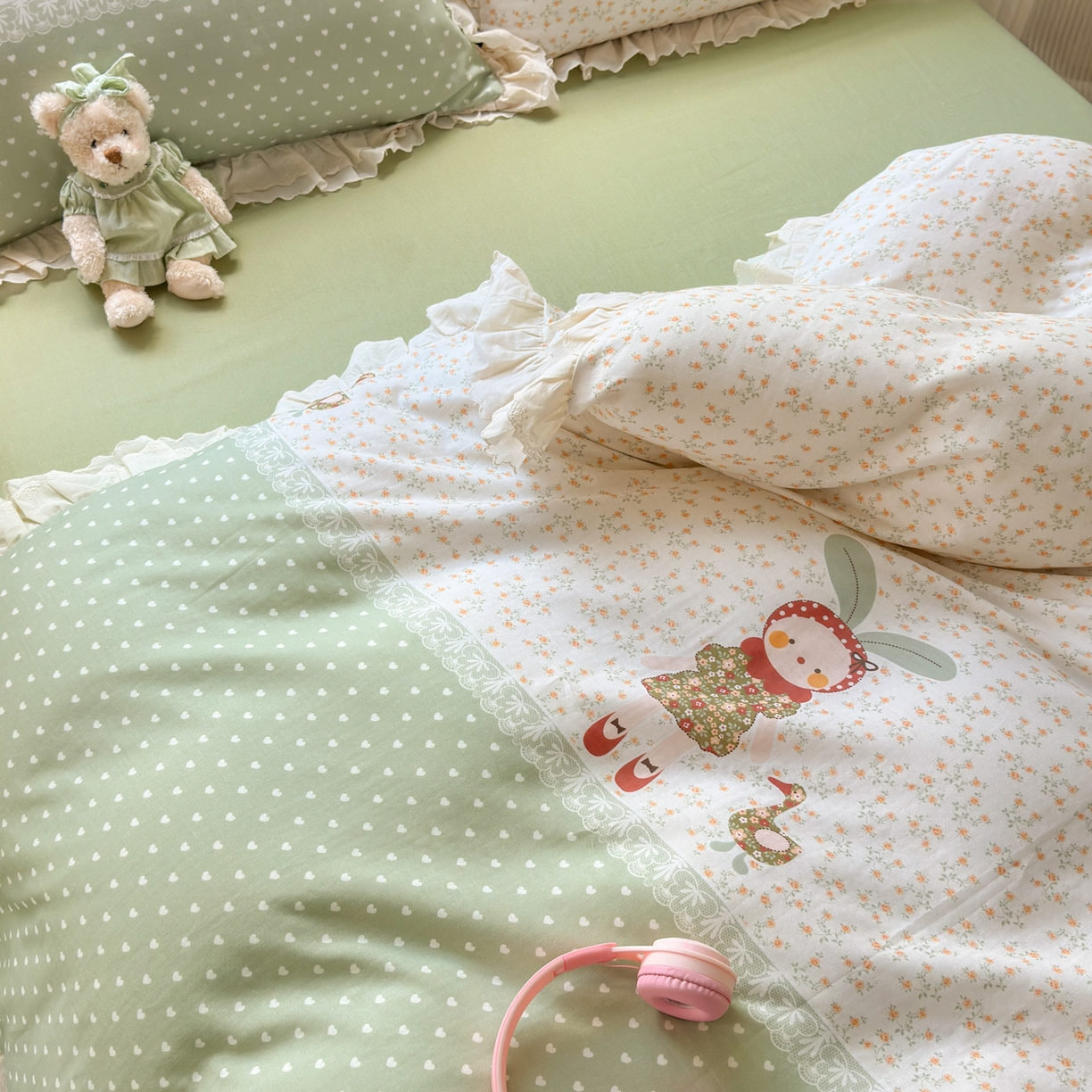 91家纺网 家纺一手货源 找家纺 淑女公社家纺 2025新款全棉双层纱四季款洛丽塔风格四件套 兔小姐和小鸭绿