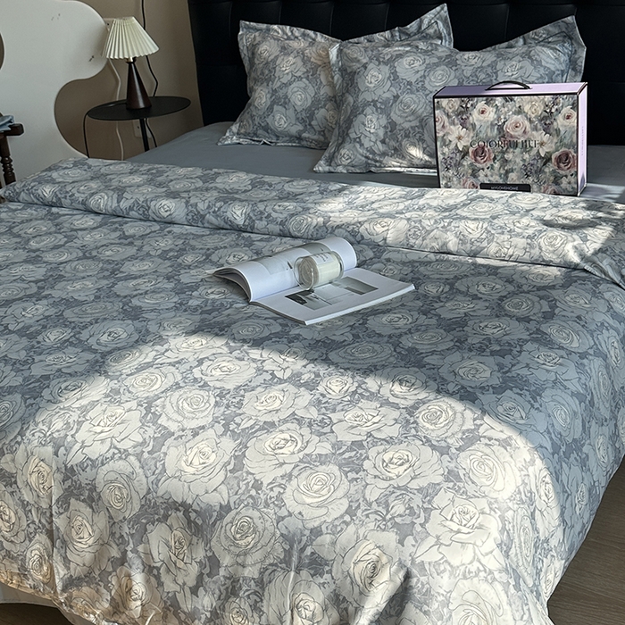 91家纺网 家纺一手货源 找家纺 美丽坊 2025新款天丝锦缎数码印花四件套（配高档礼盒） 莫黛花园