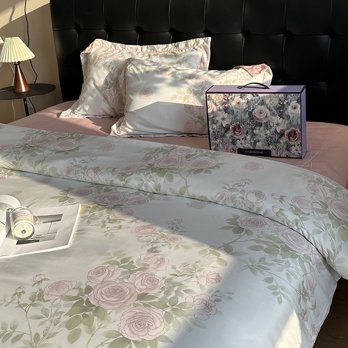 91家纺网 家纺一手货源 找家纺 美丽坊 2025新款天丝锦缎数码印花四件套（配高档礼盒） 槿颜