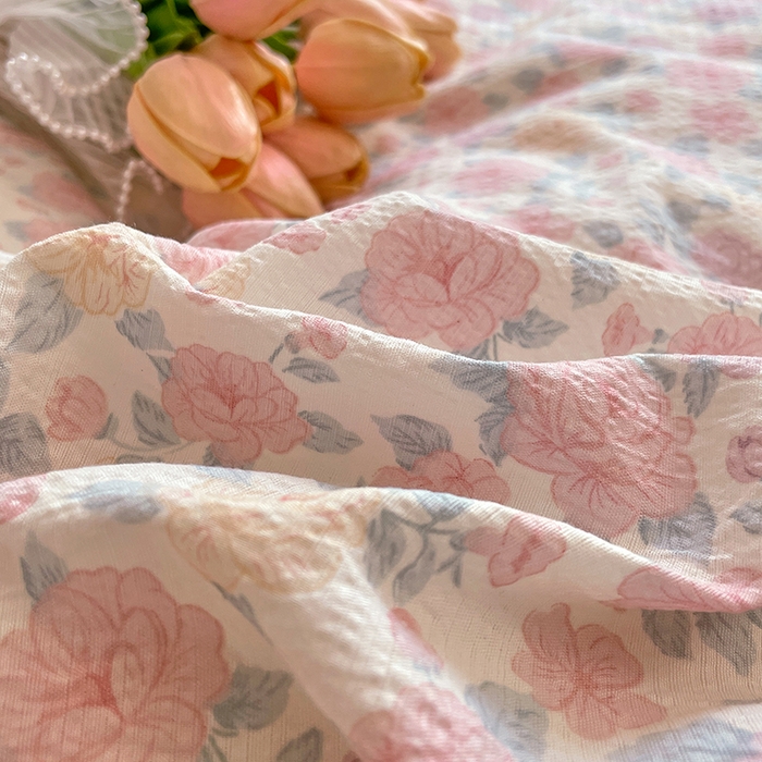 91家纺网 家纺一手货源 找家纺 优佳优品 2025新款A类云感木棉皱皱双层纱全棉镂空花边四件套（提供买家秀） 粉黛蔷薇