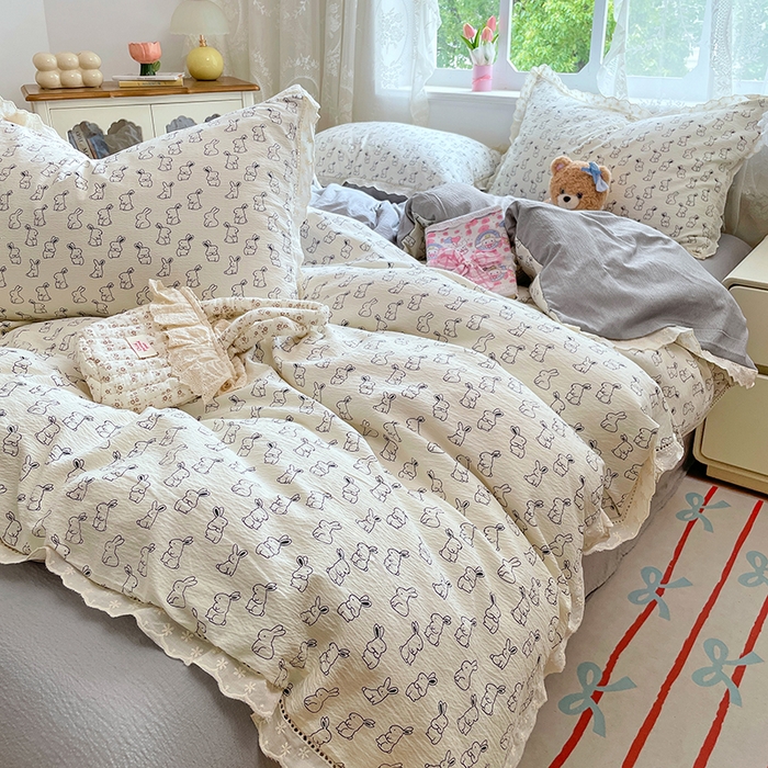 91家纺网 家纺一手货源 找家纺 优佳优品 2025新款A类云感木棉皱皱双层纱全棉镂空花边四件套（提供买家秀） 呆萌兔