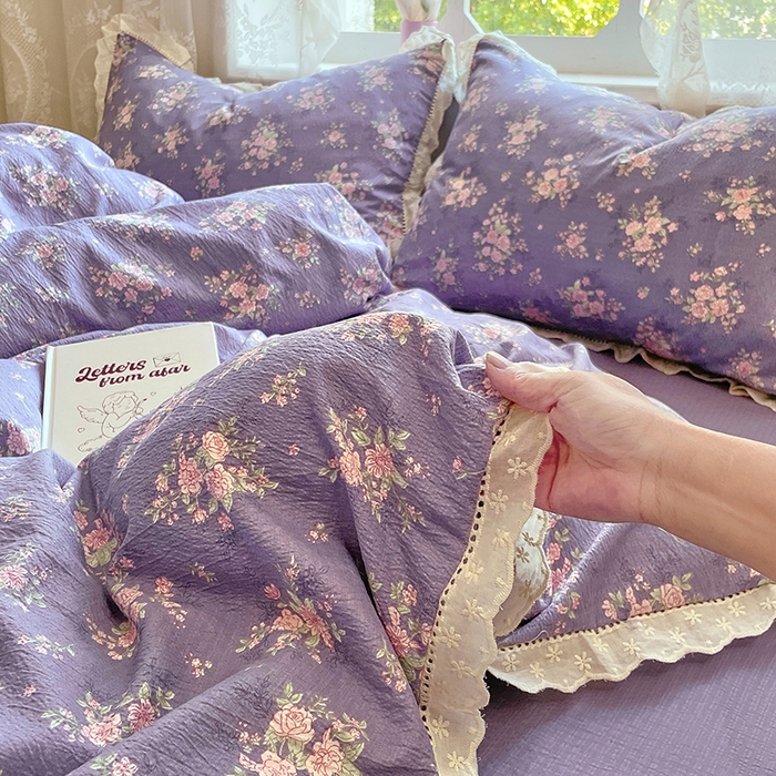 91家纺网 家纺一手货源 找家纺 优佳优品 2025新款A类云感木棉皱皱双层纱全棉镂空花边四件套（提供买家秀） 紫藤花语