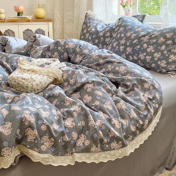 91家纺网 家纺一手货源 找家纺 优佳优品 2025新款A类云感木棉皱皱双层纱全棉镂空花边四件套（提供买家秀） 一抹蓝