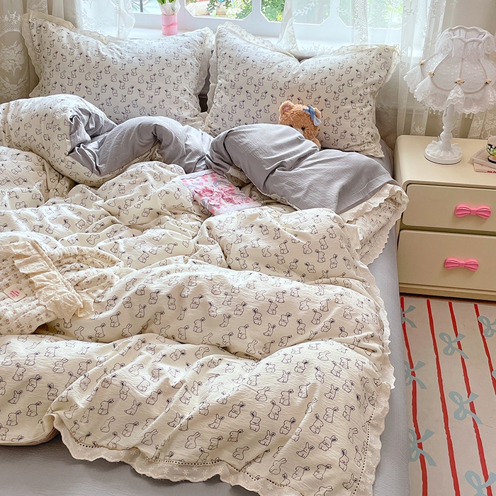 91家纺网 家纺一手货源 找家纺 优佳优品 2025新款A类云感木棉皱皱双层纱全棉镂空花边四件套（提供买家秀） 呆萌兔