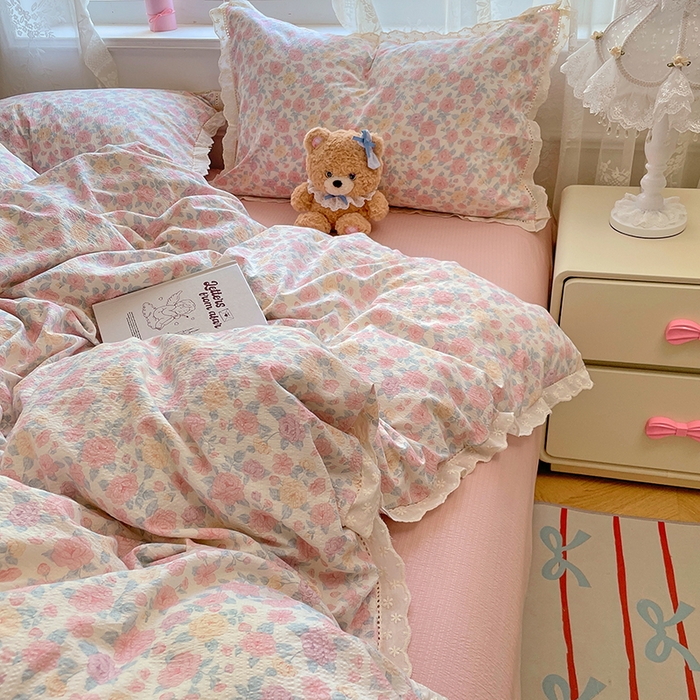 91家纺网 家纺一手货源 找家纺 优佳优品 2025新款A类云感木棉皱皱双层纱全棉镂空花边四件套（提供买家秀） 粉黛蔷薇