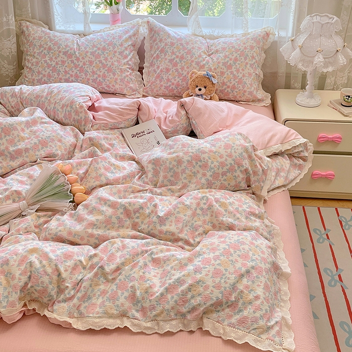 91家纺网 家纺一手货源 找家纺 优佳优品 2025新款A类云感木棉皱皱双层纱全棉镂空花边四件套（提供买家秀） 粉黛蔷薇