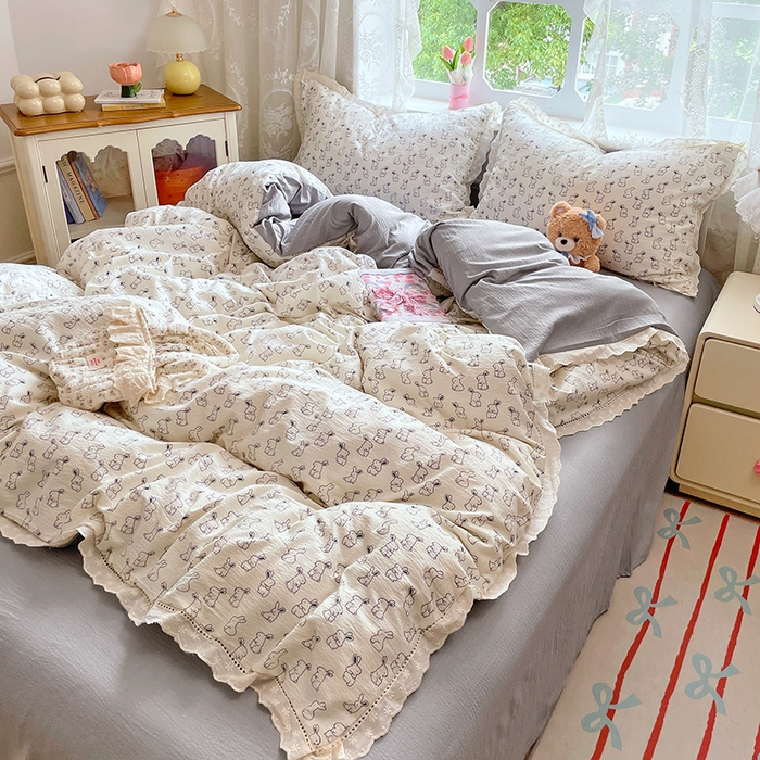 91家纺网 家纺一手货源 找家纺 优佳优品 2025新款A类云感木棉皱皱双层纱全棉镂空花边四件套（提供买家秀） 呆萌兔