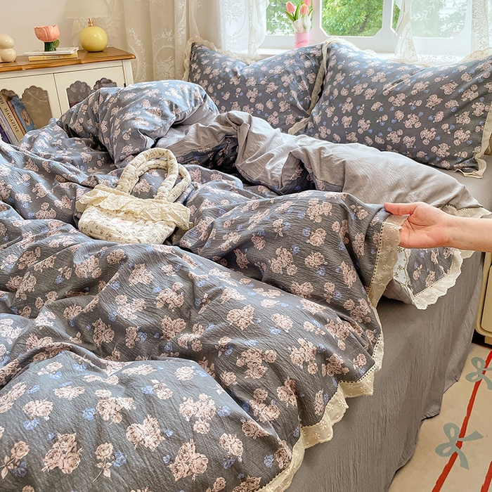 91家纺网 家纺一手货源 找家纺 优佳优品 2025新款A类云感木棉皱皱双层纱全棉镂空花边四件套（提供买家秀） 一抹蓝