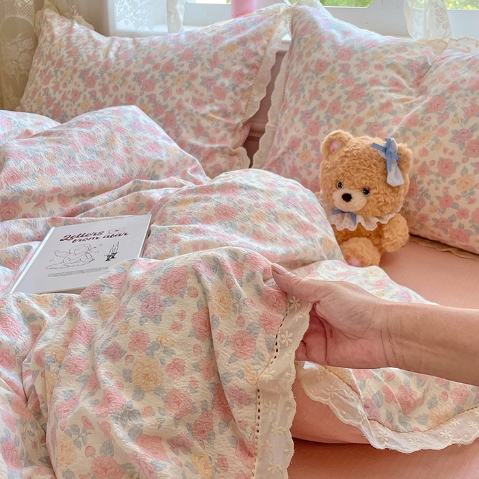 91家纺网 家纺一手货源 找家纺 优佳优品 2025新款A类云感木棉皱皱双层纱全棉镂空花边四件套（提供买家秀） 粉黛蔷薇