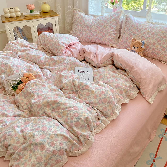 91家纺网 家纺一手货源 找家纺 优佳优品 2025新款A类云感木棉皱皱双层纱全棉镂空花边四件套（提供买家秀） 粉黛蔷薇