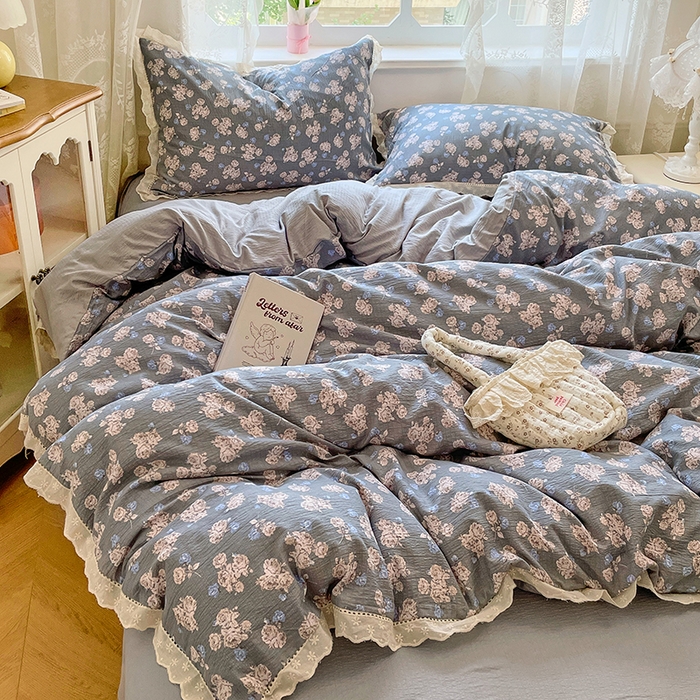 91家纺网 家纺一手货源 找家纺 优佳优品 2025新款A类云感木棉皱皱双层纱全棉镂空花边四件套（提供买家秀） 一抹蓝