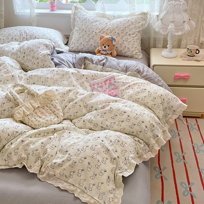 91家纺网 家纺一手货源 找家纺 优佳优品 2025新款A类云感木棉皱皱双层纱全棉镂空花边四件套（提供买家秀） 呆萌兔