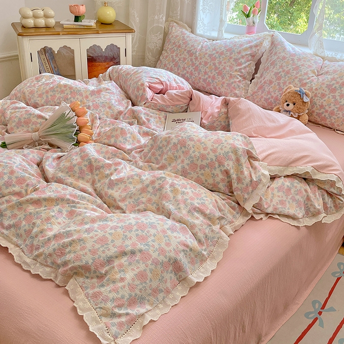 91家纺网 家纺一手货源 找家纺 优佳优品 2025新款A类云感木棉皱皱双层纱全棉镂空花边四件套（提供买家秀） 粉黛蔷薇