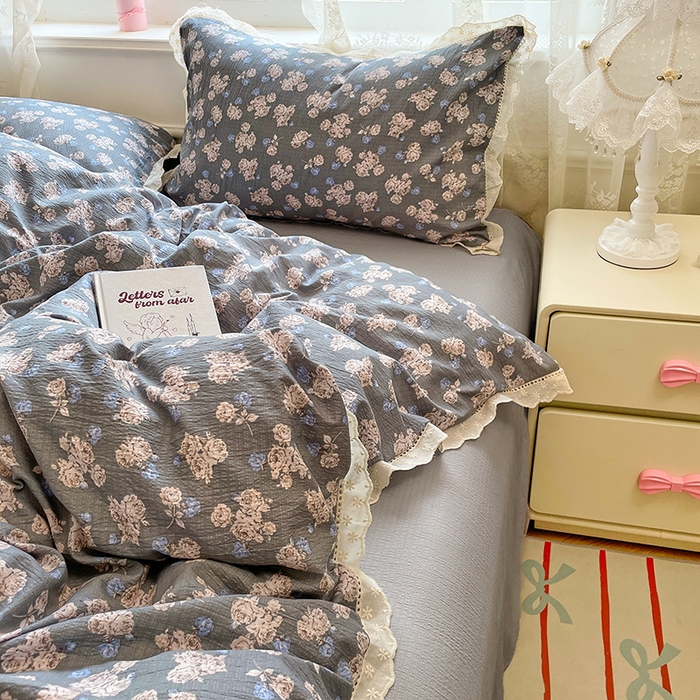 91家纺网 家纺一手货源 找家纺 优佳优品 2025新款A类云感木棉皱皱双层纱全棉镂空花边四件套（提供买家秀） 一抹蓝