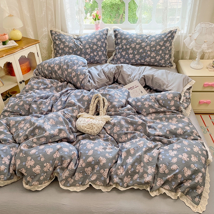 91家纺网 家纺一手货源 找家纺 优佳优品 2025新款A类云感木棉皱皱双层纱全棉镂空花边四件套（提供买家秀） 一抹蓝