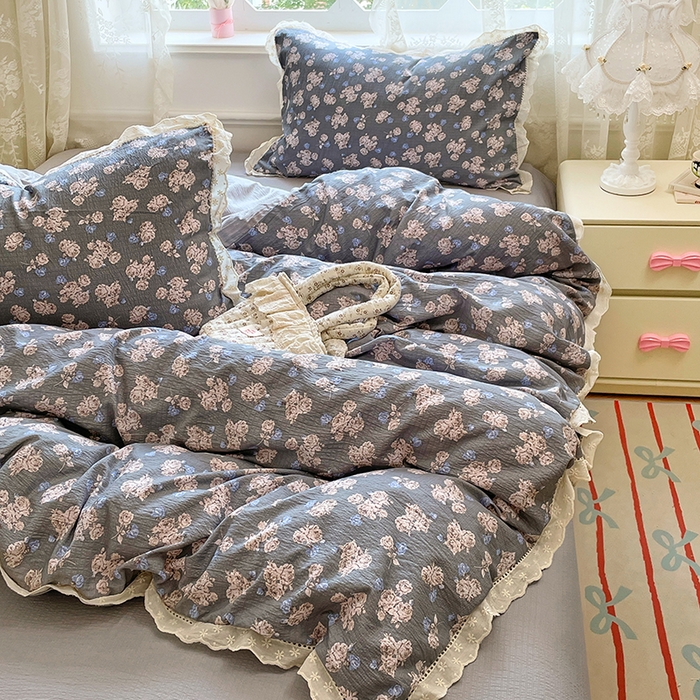 91家纺网 家纺一手货源 找家纺 优佳优品 2025新款A类云感木棉皱皱双层纱全棉镂空花边四件套（提供买家秀） 一抹蓝