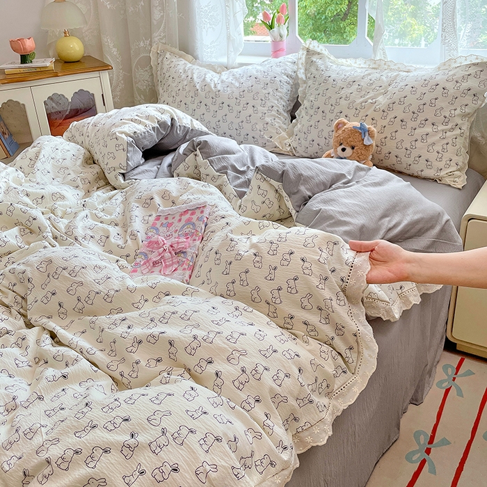 91家纺网 家纺一手货源 找家纺 优佳优品 2025新款A类云感木棉皱皱双层纱全棉镂空花边四件套（提供买家秀） 呆萌兔