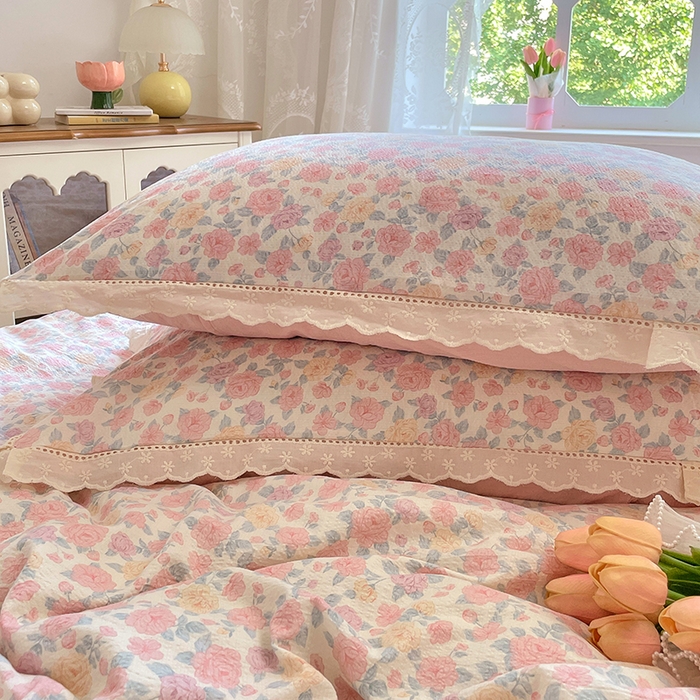 91家纺网 家纺一手货源 找家纺 优佳优品 2025新款A类云感木棉皱皱双层纱全棉镂空花边四件套（提供买家秀） 粉黛蔷薇