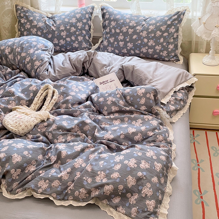 91家纺网 家纺一手货源 找家纺 优佳优品 2025新款A类云感木棉皱皱双层纱全棉镂空花边四件套（提供买家秀） 一抹蓝