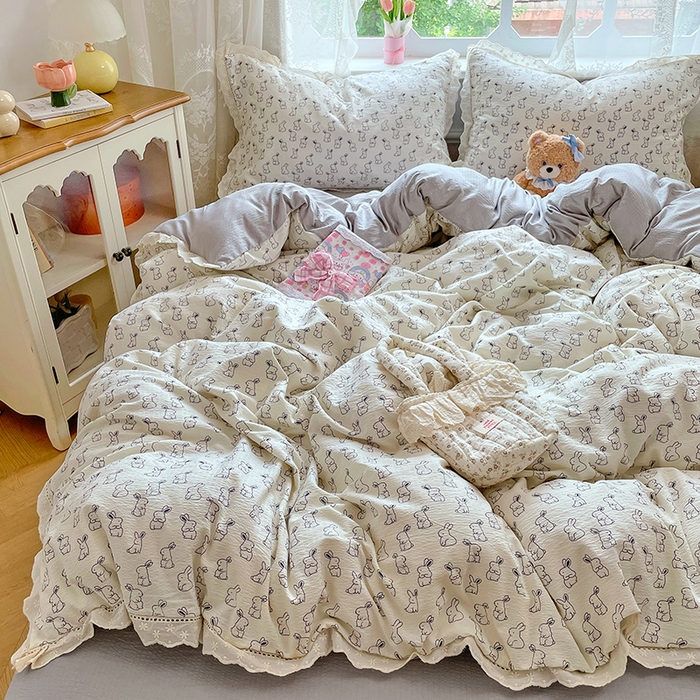 91家纺网 家纺一手货源 找家纺 优佳优品 2025新款A类云感木棉皱皱双层纱全棉镂空花边四件套（提供买家秀） 呆萌兔