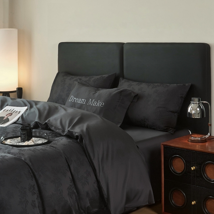 91家纺网 家纺一手货源 找家纺 （总）ONE TWO ONE 121 2025秋冬季新款提花高端贡缎高支高密提花四件套-枫染秋序【券后不得低于228/318/338元】