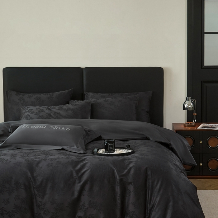 91家纺网 家纺一手货源 找家纺 （总）ONE TWO ONE 121 2025秋冬季新款提花高端贡缎高支高密提花四件套-枫染秋序【券后不得低于228/318/338元】