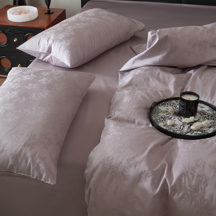 91家纺网 家纺一手货源 找家纺 ONE TWO ONE 121 2025秋冬季新款提花高端贡缎高支高密提花四件套-枫染秋序【券后不得低于228/318/338元】 枫染秋序-烟紫