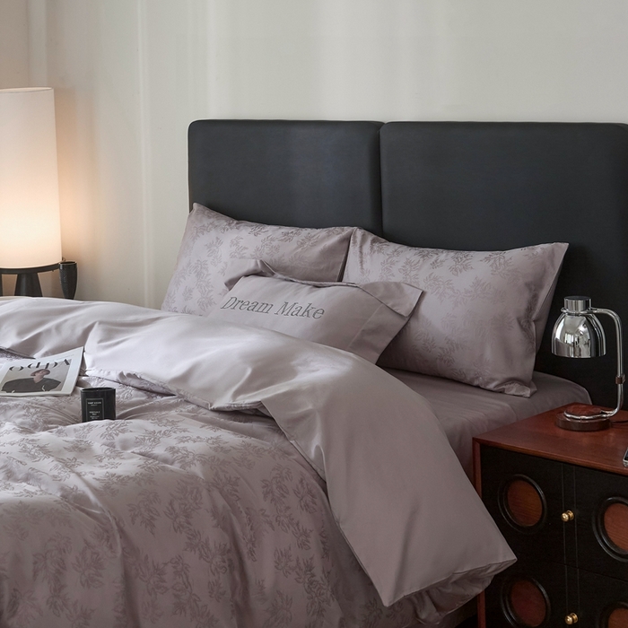 91家纺网 家纺一手货源 找家纺 ONE TWO ONE 121 2025秋冬季新款提花高端贡缎高支高密提花四件套-枫染秋序【券后不得低于228/318/338元】 枫染秋序-烟紫