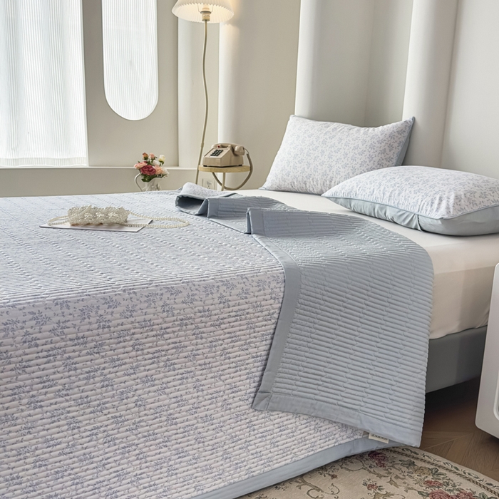 91家纺网 家纺一手货源 找家纺 恒尚居 2025新款A类莱赛尔天丝棉印花床盖-自然丛林 小叶女贞-天蓝