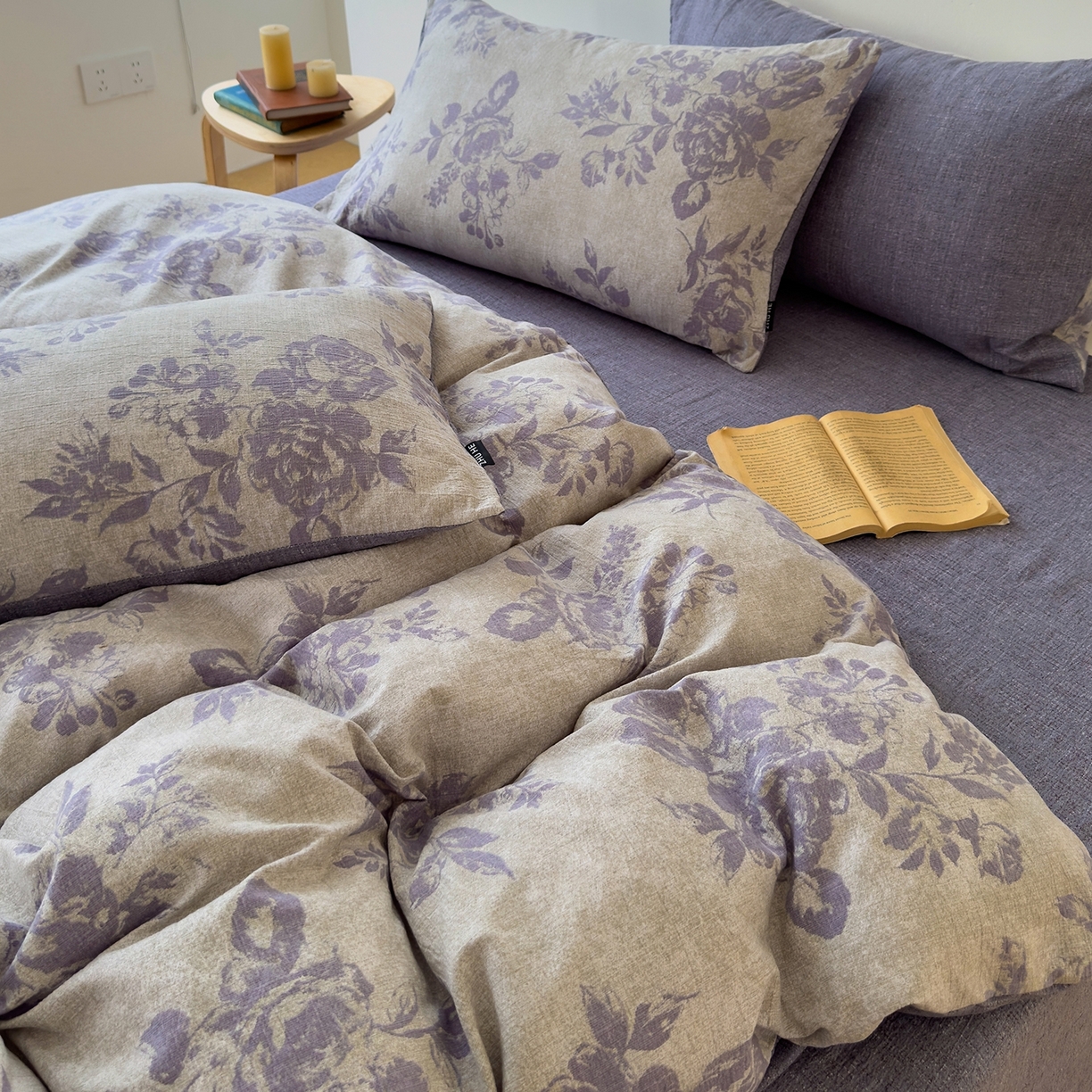 91家纺网 家纺一手货源 找家纺 竹合家纺 2025秋冬新品爆款加厚高克重复古风皱皱印花四件套 风木瑾-紫