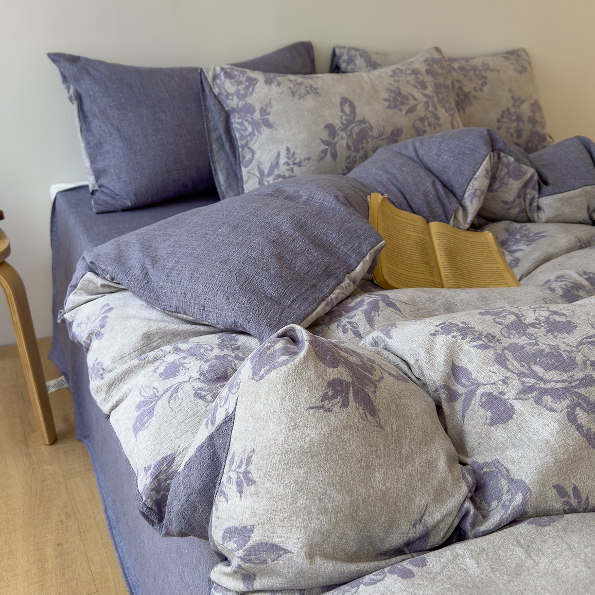 91家纺网 家纺一手货源 找家纺 竹合家纺 2025秋冬新品爆款加厚高克重复古风皱皱印花四件套 风木瑾-紫