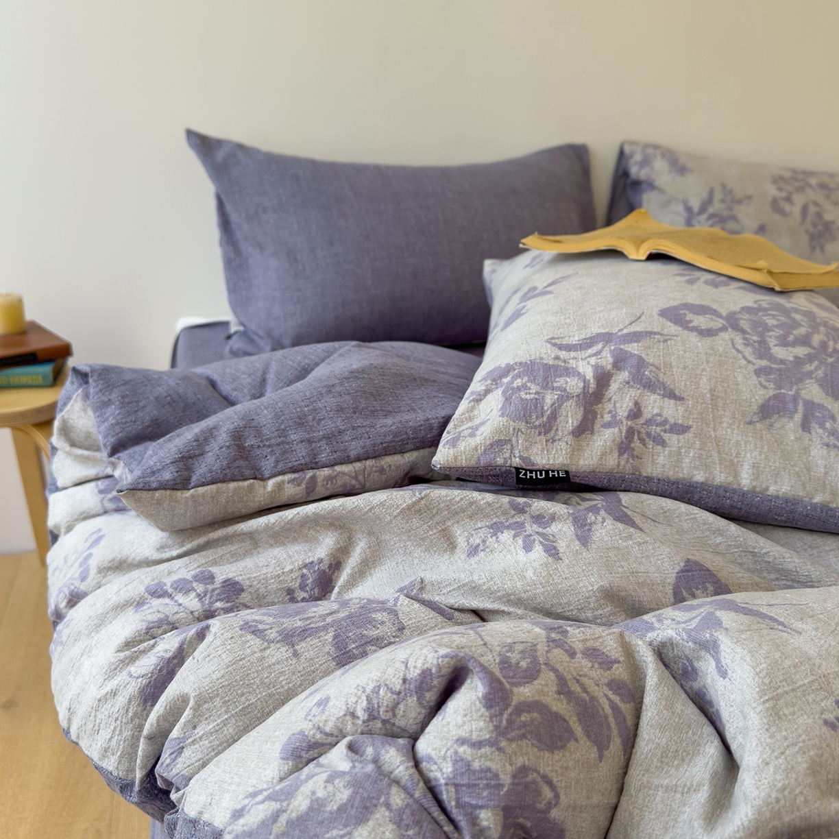 91家纺网 家纺一手货源 找家纺 竹合家纺 2025秋冬新品爆款加厚高克重复古风皱皱印花四件套 风木瑾-紫