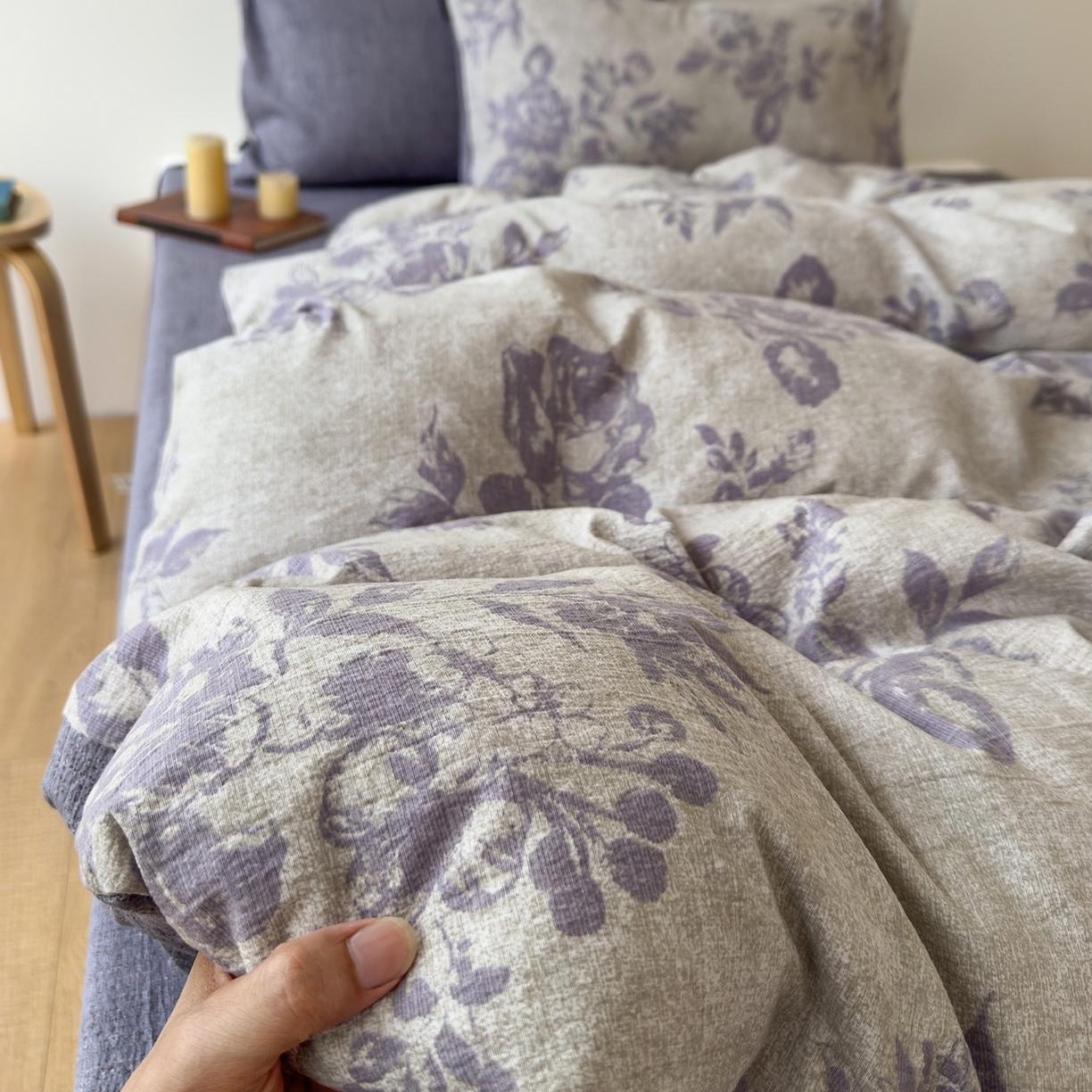 91家纺网 家纺一手货源 找家纺 竹合家纺 2025秋冬新品爆款加厚高克重复古风皱皱印花四件套 风木瑾-紫