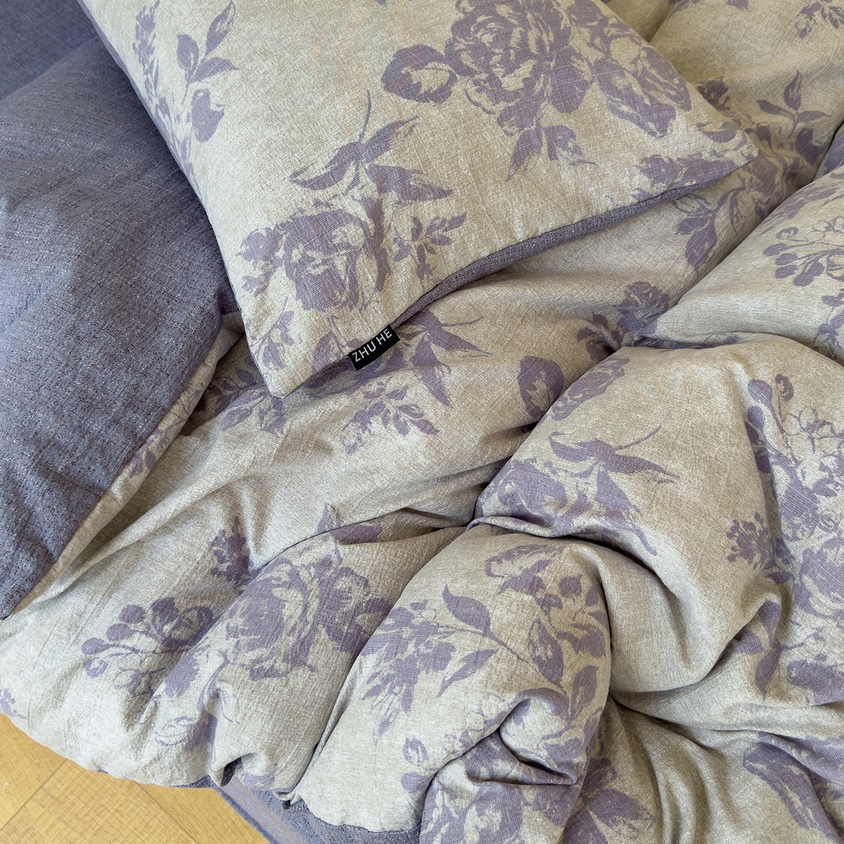 91家纺网 家纺一手货源 找家纺 竹合家纺 2025秋冬新品爆款加厚高克重复古风皱皱印花四件套 风木瑾-紫