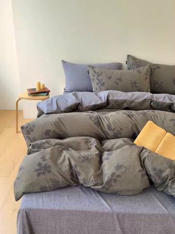 91家纺网 家纺一手货源 找家纺 竹合家纺 2025秋冬新品爆款加厚高克重复古风皱皱印花四件套 颂青时