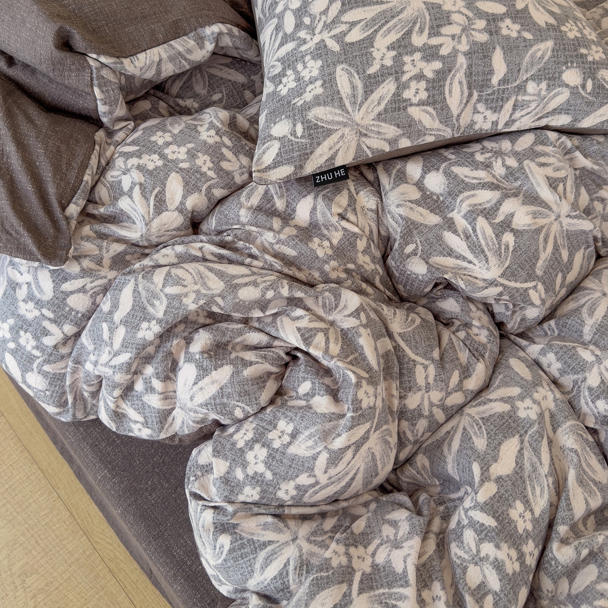 91家纺网 家纺一手货源 找家纺 竹合家纺 2025秋冬新品爆款加厚高克重复古风皱皱印花四件套 苍梧