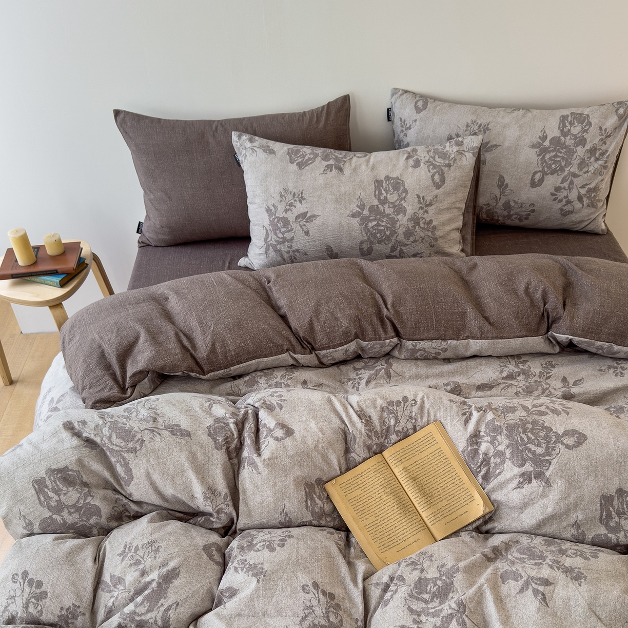 91家纺网 家纺一手货源 找家纺 竹合家纺 2025秋冬新品爆款加厚高克重复古风皱皱印花四件套 风木瑾-咖