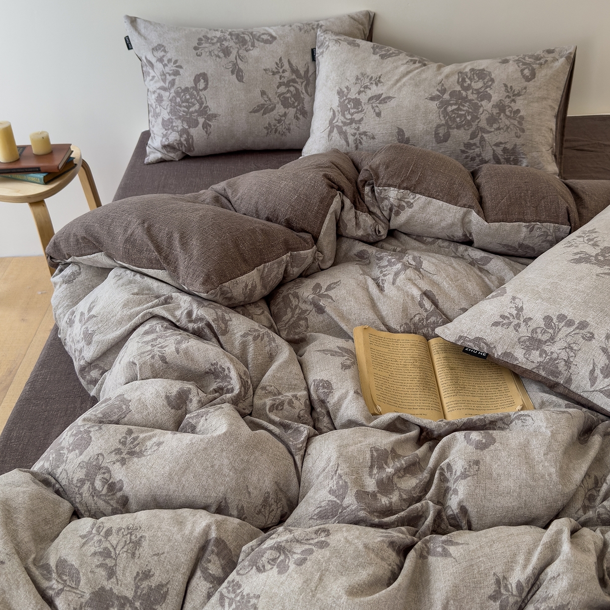 91家纺网 家纺一手货源 找家纺 竹合家纺 2025秋冬新品爆款加厚高克重复古风皱皱印花四件套 风木瑾-咖