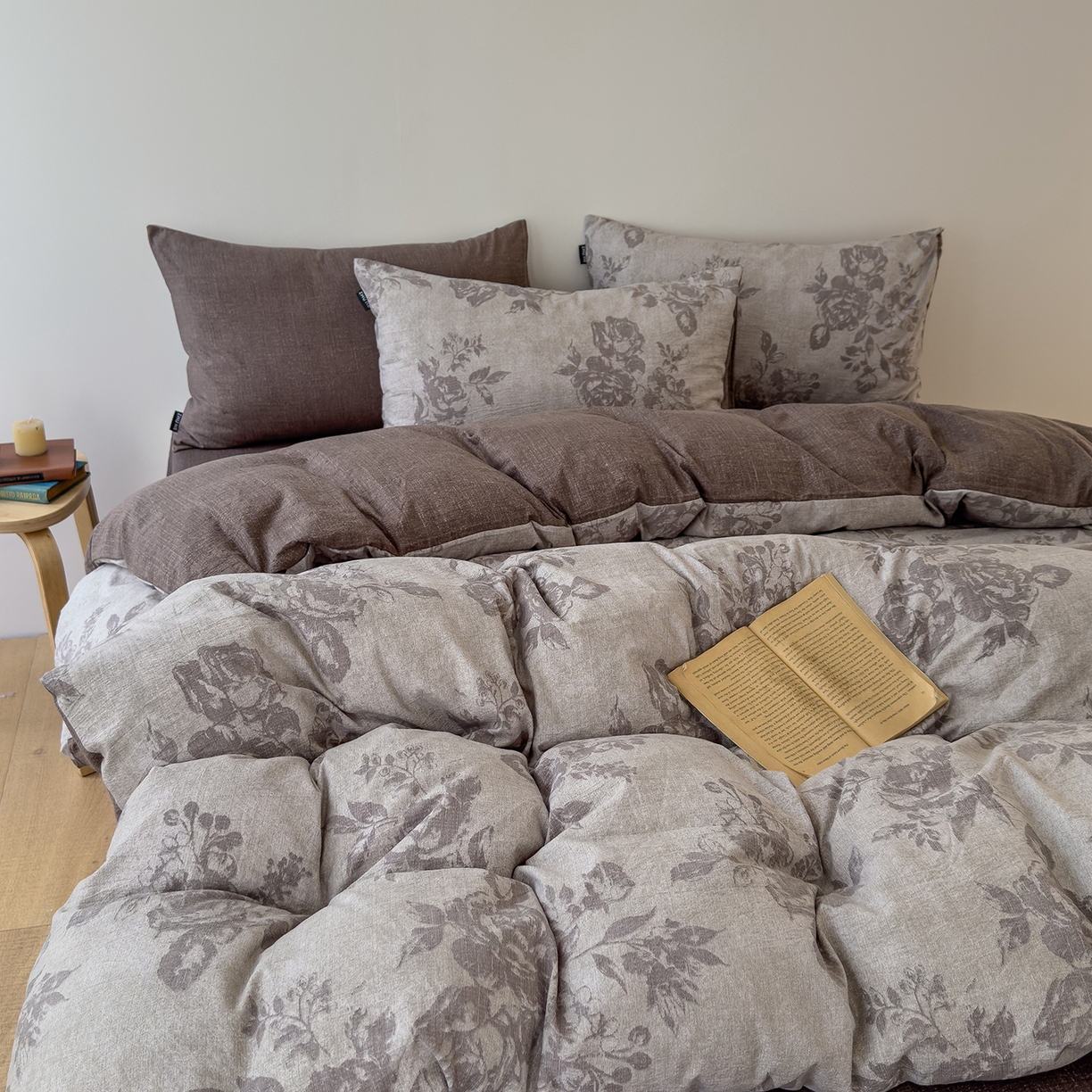 91家纺网 家纺一手货源 找家纺 竹合家纺 2025秋冬新品爆款加厚高克重复古风皱皱印花四件套 风木瑾-咖