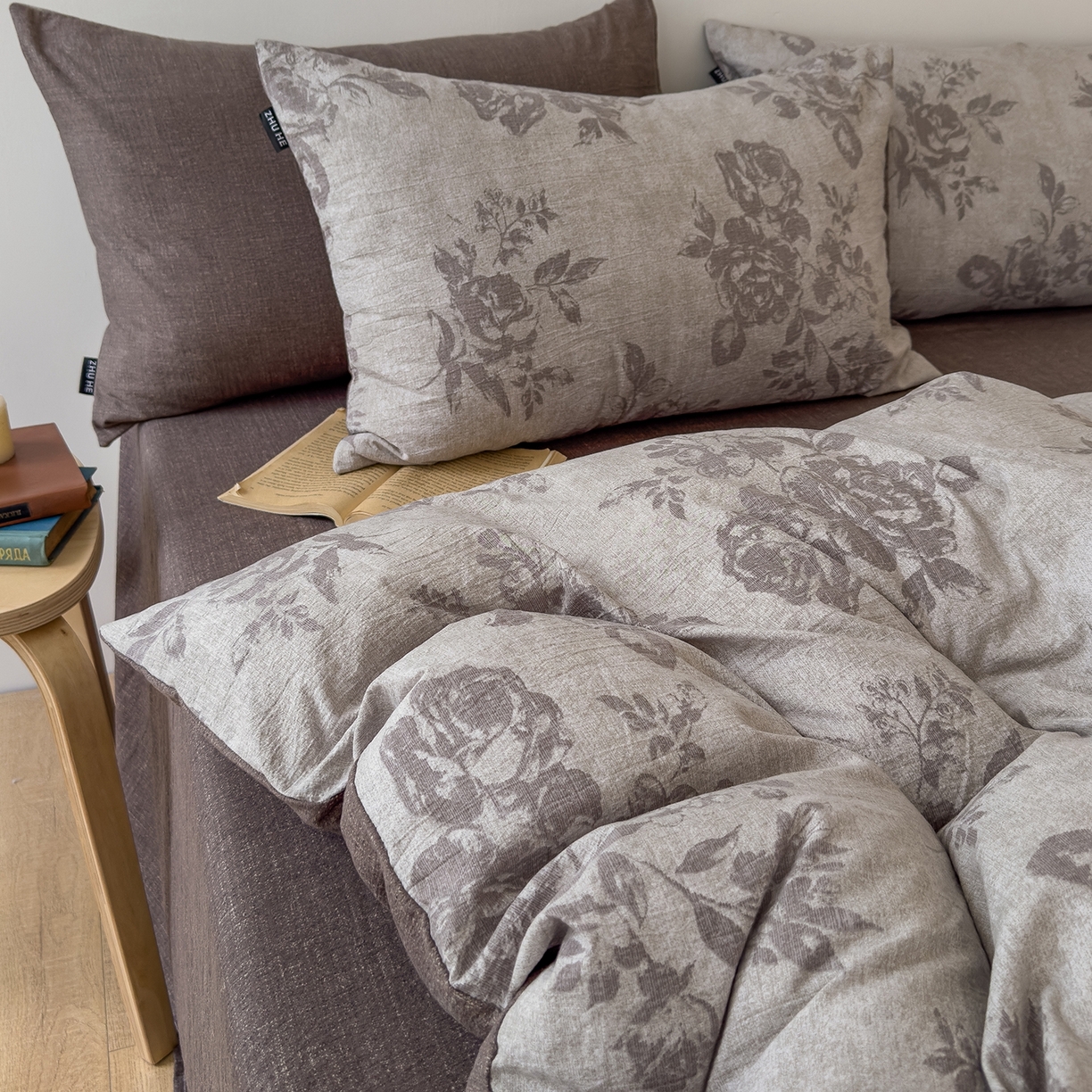 91家纺网 家纺一手货源 找家纺 竹合家纺 2025秋冬新品爆款加厚高克重复古风皱皱印花四件套 风木瑾-咖