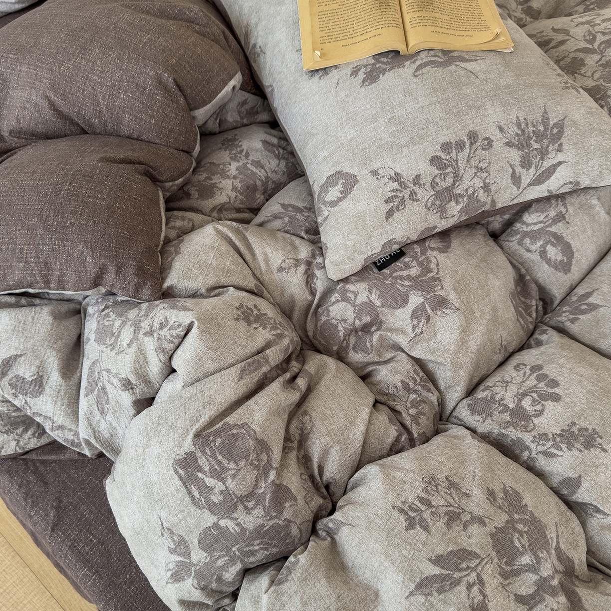 91家纺网 家纺一手货源 找家纺 竹合家纺 2025秋冬新品爆款加厚高克重复古风皱皱印花四件套 风木瑾-咖