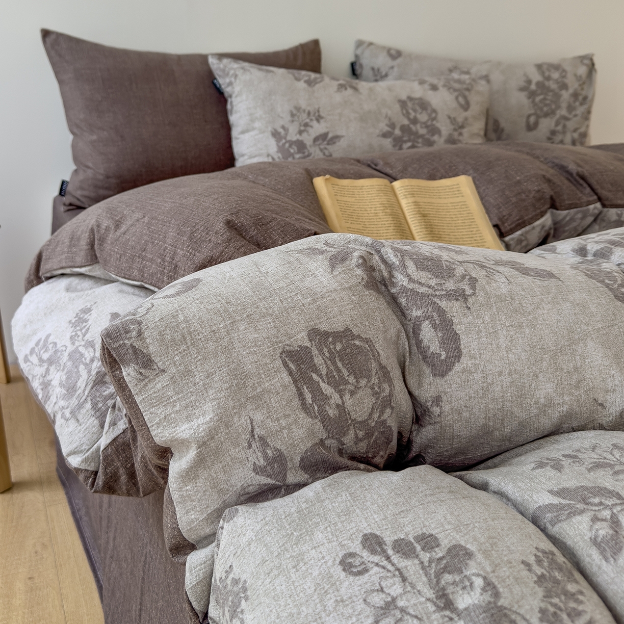 91家纺网 家纺一手货源 找家纺 竹合家纺 2025秋冬新品爆款加厚高克重复古风皱皱印花四件套 风木瑾-咖