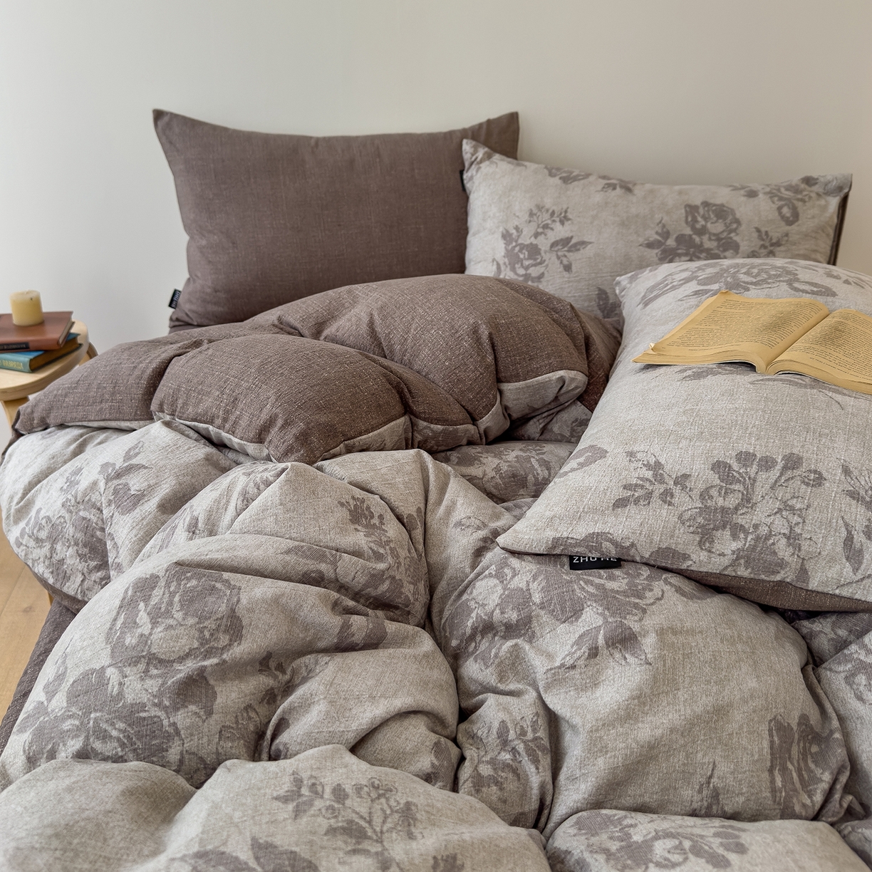 91家纺网 家纺一手货源 找家纺 竹合家纺 2025秋冬新品爆款加厚高克重复古风皱皱印花四件套 风木瑾-咖