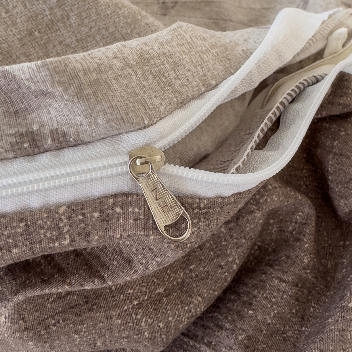 91家纺网 家纺一手货源 找家纺 竹合家纺 2025秋冬新品爆款加厚高克重复古风皱皱印花四件套 风木瑾-咖