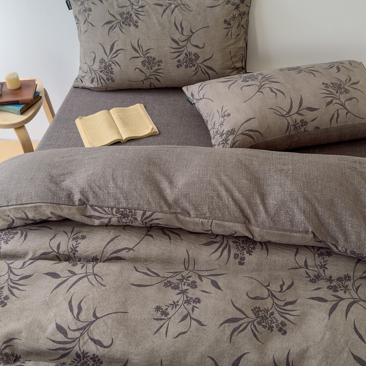 91家纺网 家纺一手货源 找家纺 竹合家纺 2025秋冬新品爆款加厚高克重复古风皱皱印花四件套 玉茗