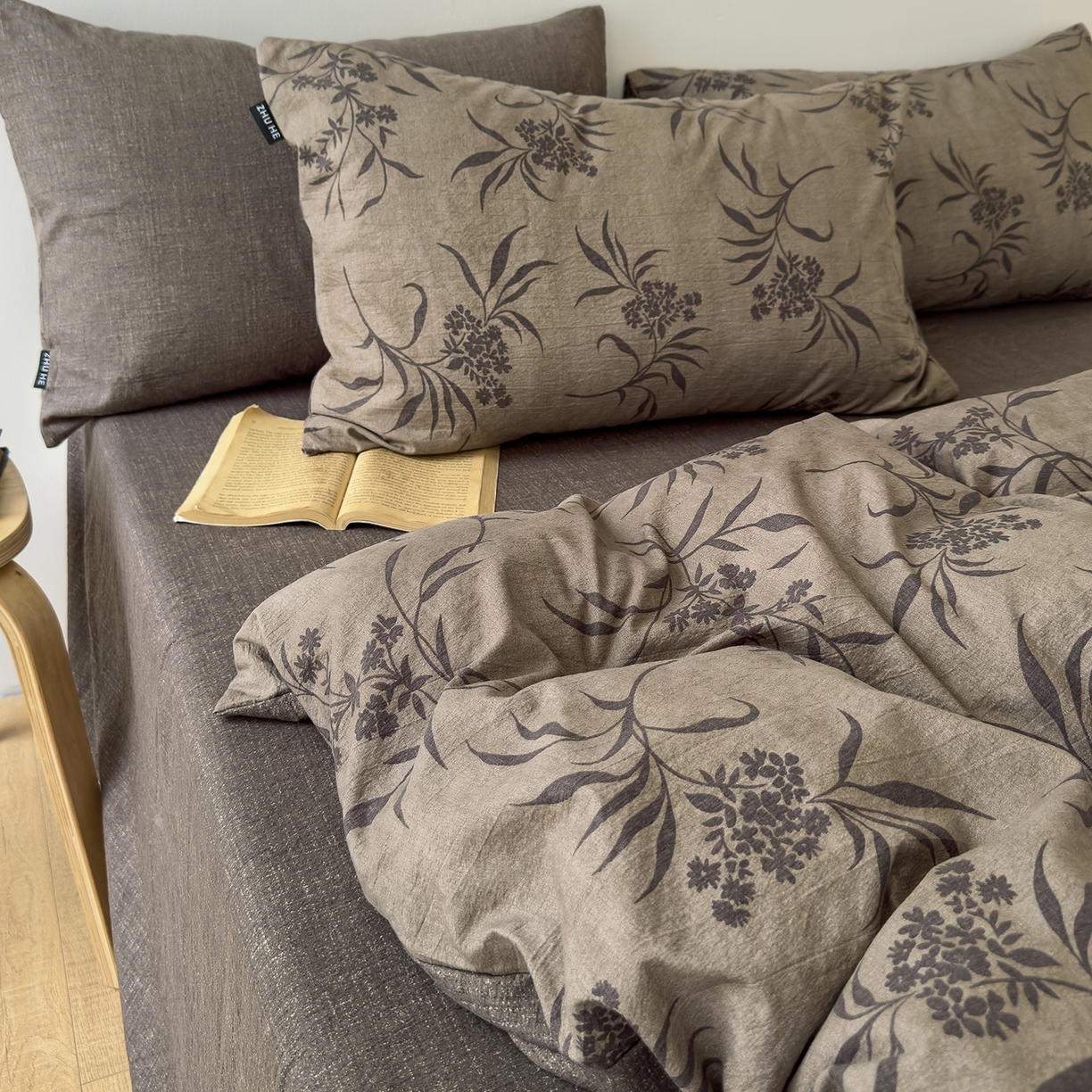 91家纺网 家纺一手货源 找家纺 竹合家纺 2025秋冬新品爆款加厚高克重复古风皱皱印花四件套 玉茗