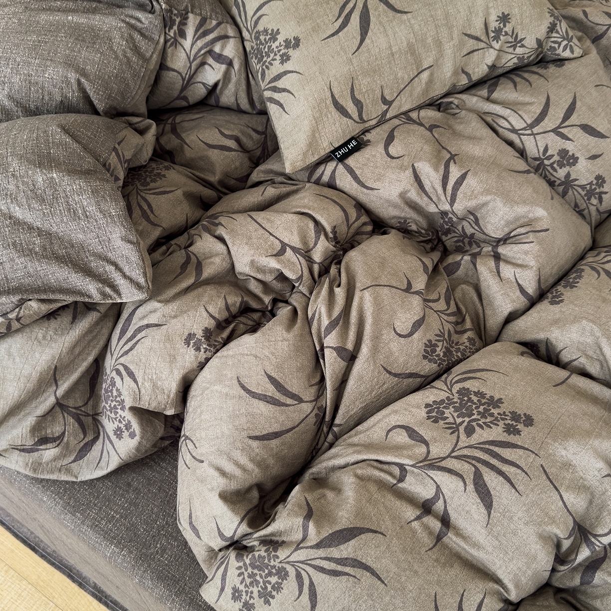 91家纺网 家纺一手货源 找家纺 竹合家纺 2025秋冬新品爆款加厚高克重复古风皱皱印花四件套 玉茗