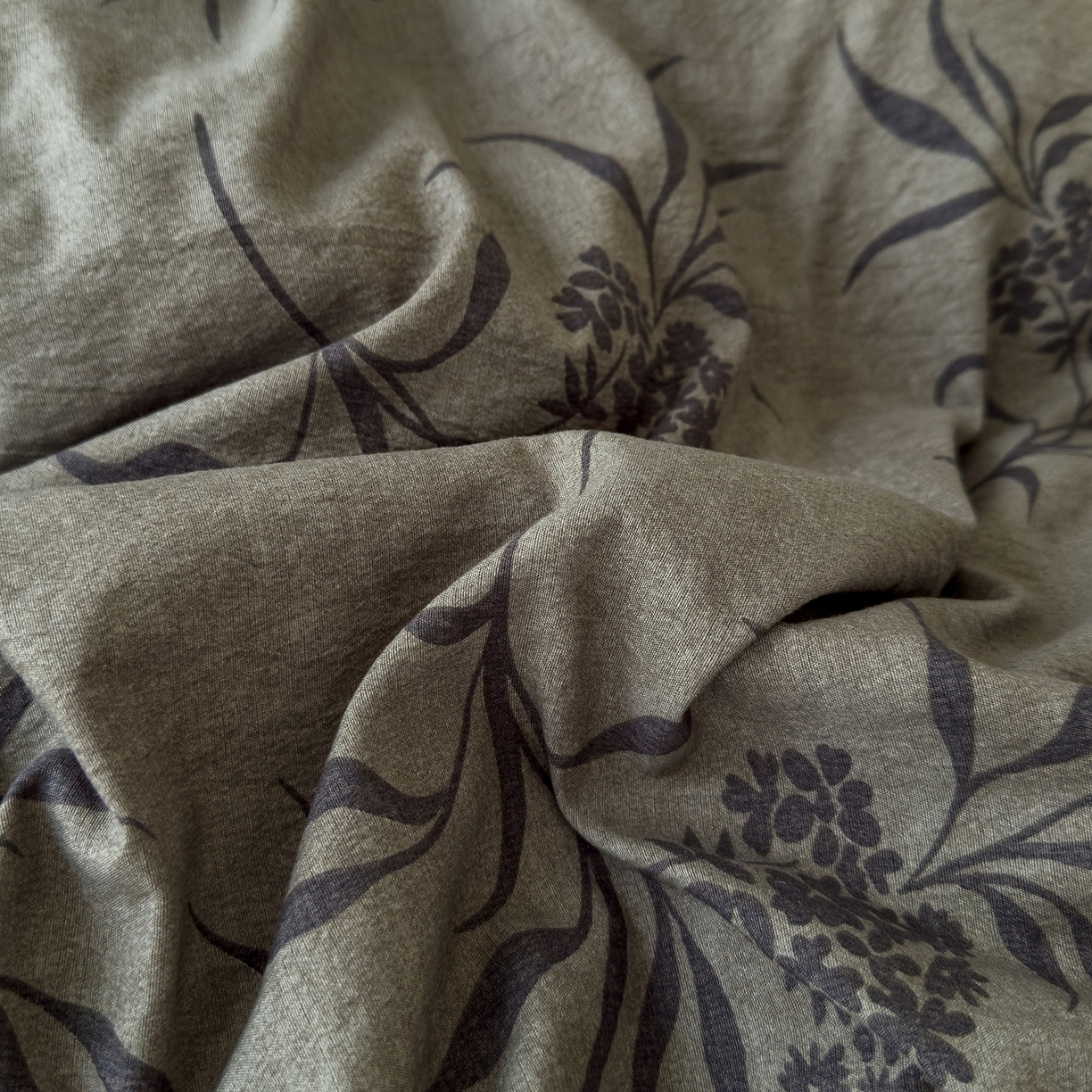 91家纺网 家纺一手货源 找家纺 竹合家纺 2025秋冬新品爆款加厚高克重复古风皱皱印花四件套 玉茗