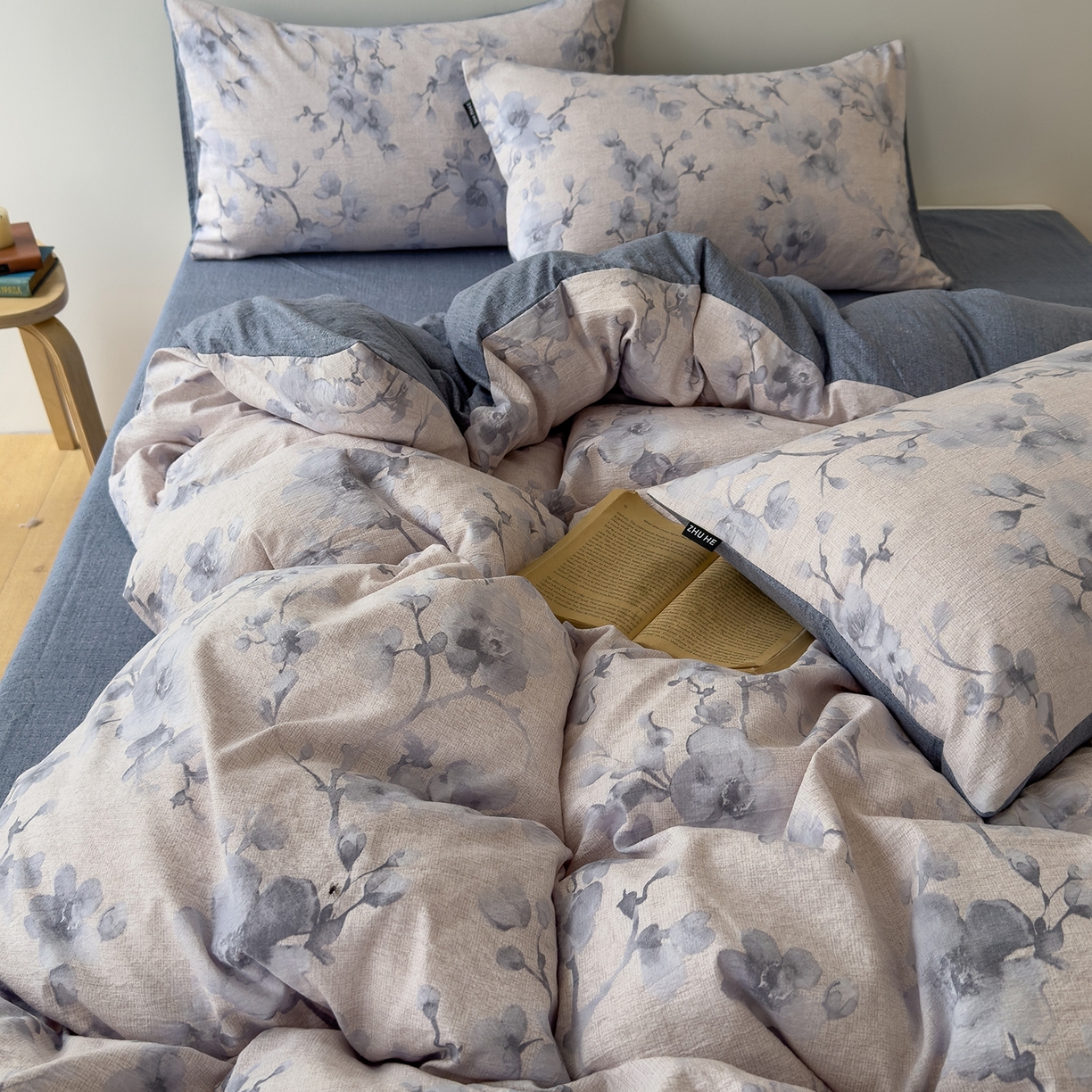 91家纺网 家纺一手货源 找家纺 竹合家纺 2025秋冬新品爆款加厚高克重复古风皱皱印花四件套 慕雪-灰