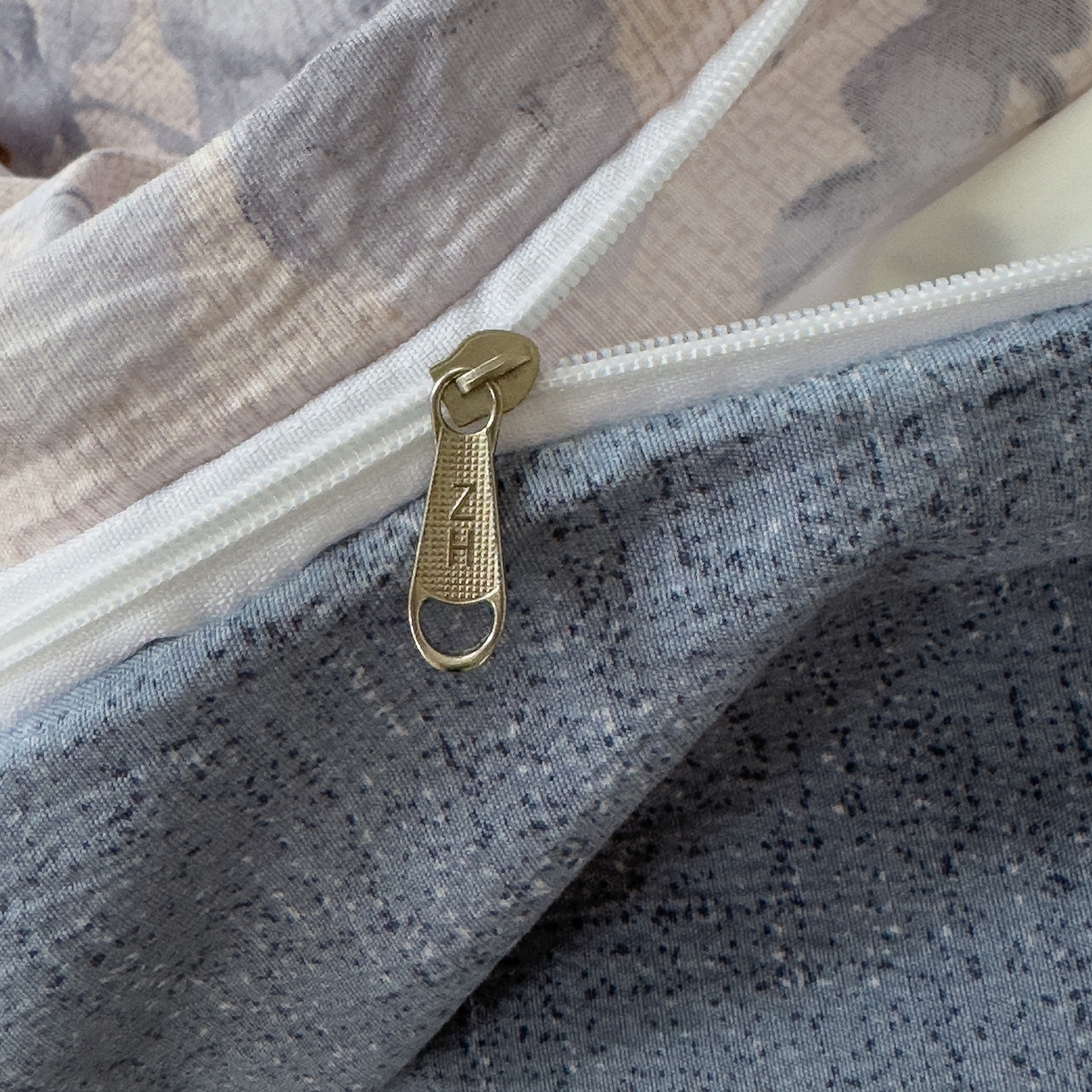 91家纺网 家纺一手货源 找家纺 竹合家纺 2025秋冬新品爆款加厚高克重复古风皱皱印花四件套 慕雪-灰